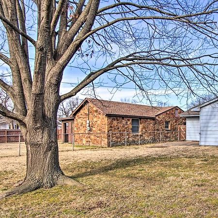 Dog-Friendly Bartlesville Retreat With Yard! Exterior photo